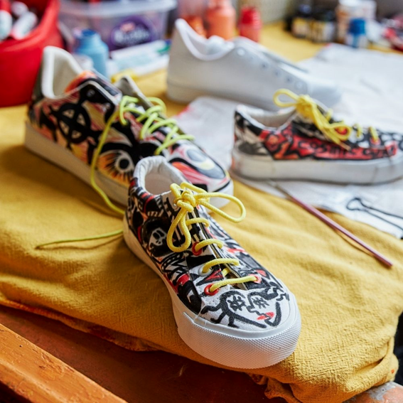 How To CUSTOMIZE SHOES With POSCA PENS! (EASY) 